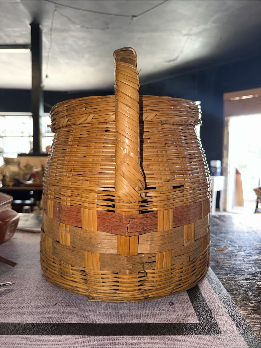 Vintage Handwoven Natural Brown Wicker Basket with Handle or picnics basket - Picture 8 of 9
